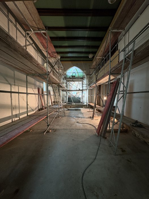 3. Juni - der Unterboden im Kirchenschiff ist fest und es wird das Gerüst für die Restauratoren aufgebaut.
