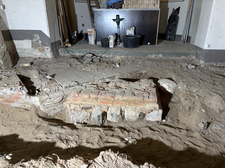 2. Mai - Freigelegtes barockes Altarfundament