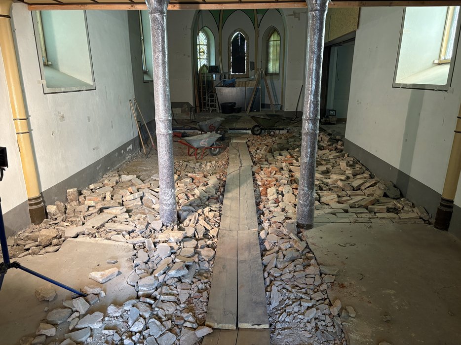 24. April - Blick ins Kirchenschiff, Vorbereitungen für die archäologische Untersuchung des Untergrundes