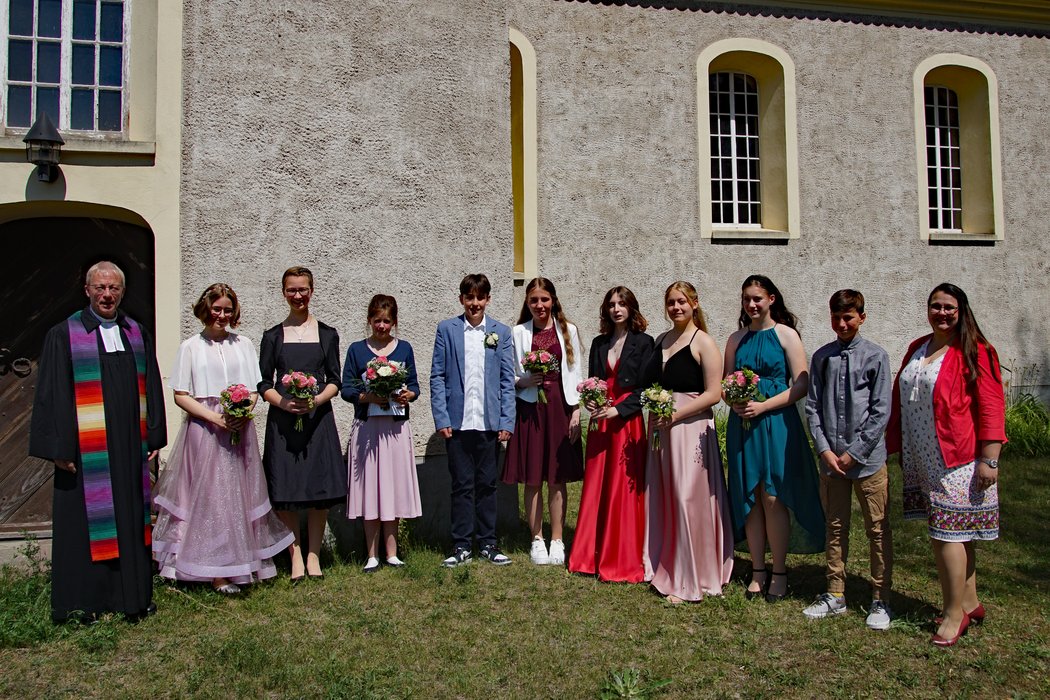 von links: Pfarrer Sven Täuber, Sarah Fürch, Rubina Arnold, Cosima Siebert, Felix Hurnik, Stine Niclas, Mia Eick, Finja Pfeffer, Rahel Schmidtke, Carlsson Stöwe und Katechetin Judith Ziehm- Degner