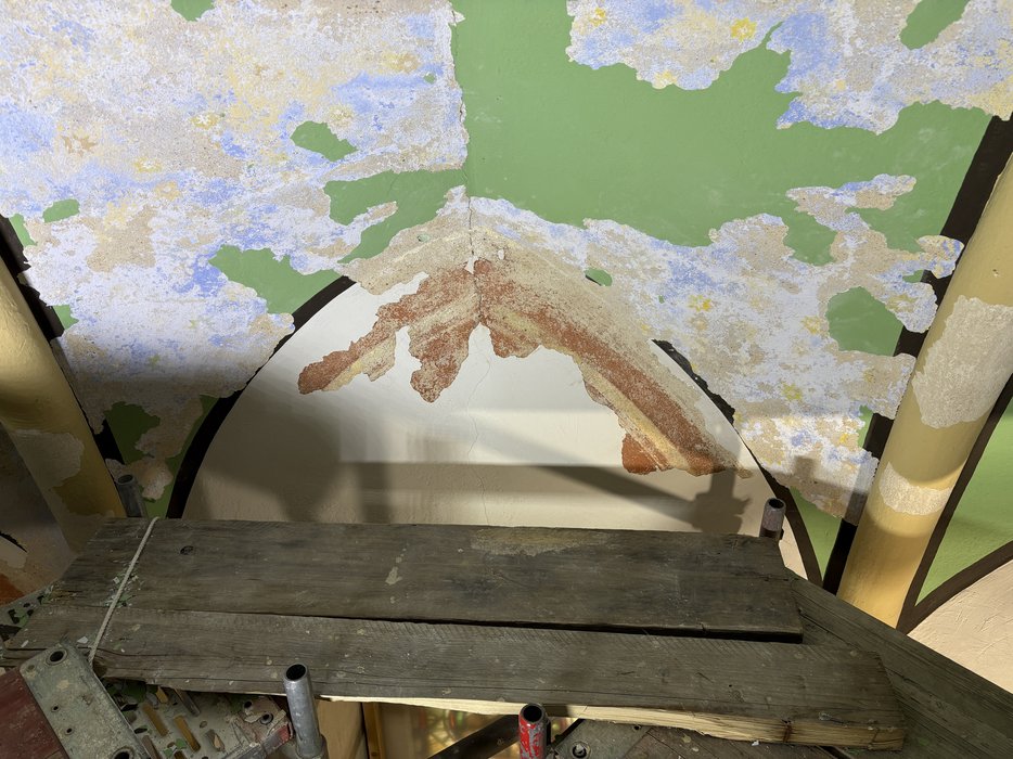 27. Mai - freigelegte Fläche in der Spitze der Apsis, zu sehen sind Fragmente der Sterne