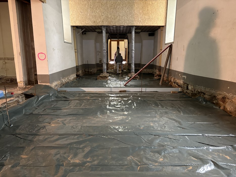 27. Mai - Vorbereitung für den ersten Betonboden im Kirchenschiff (der Schatten - Pfarrer Sven Täuber)
