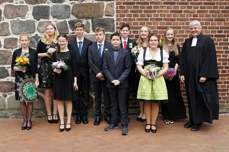 von links:
Carolin Heinrich, Vivienne Schulz, Karolin R., Leander Arnold, Yannik Eggers, Benjamin Lippstreu, Felix Steffen, Louisa Mausolf, Palema Ziegner, Katharina Schulz und Pfarrer Matthias Scheufele