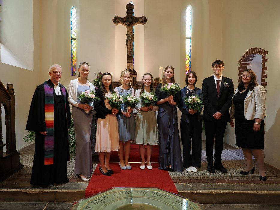 von links: Pfarrer Sven Täuber, Smilla Schliehe-Dicks, Isabelle Delavier, Paulina Schöpp, Charlotte Krüger, Tiziana Bräcker, Theresa Petereit, Simon Neumann und Gemeindepädagogin Judith Ziehm-Degner