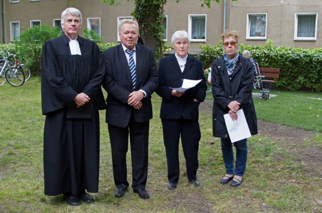 Pfarrer Matthias Scheufele, Bürgermeister Jürgen Henze, Heidemarie Grabow und Alrun Lohse (Älteste im Gemeindekirchenrat)