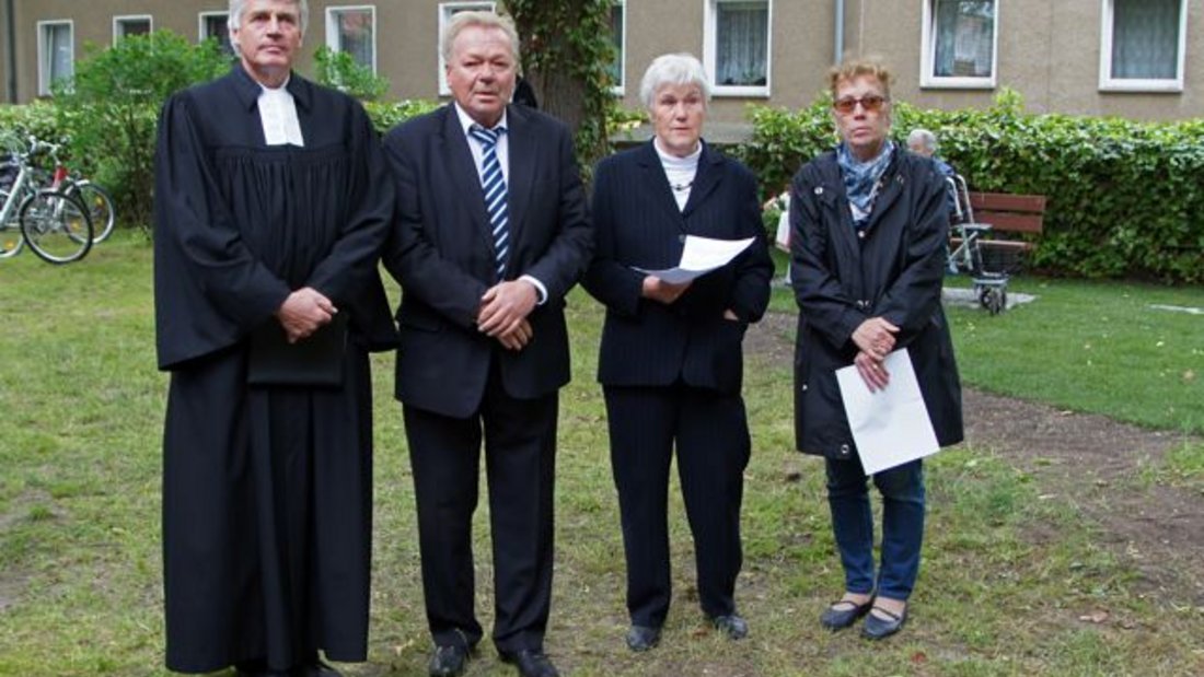 Pfarrer Matthias Scheufele, Bürgermeister Jürgen Henze, Heidemarie Grabow und Alrun Lohse (Älteste im Gemeindekirchenrat)