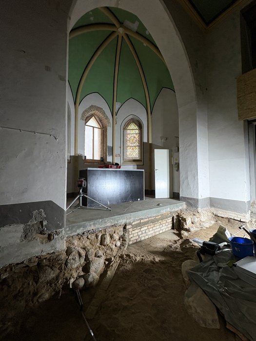 16. Mai - Mauer zur Stützung des Apsisbodens.