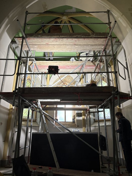 20. Mai - Gerüst in der Apsis, die Restauratoren beginnen mit Ihrer Arbeit