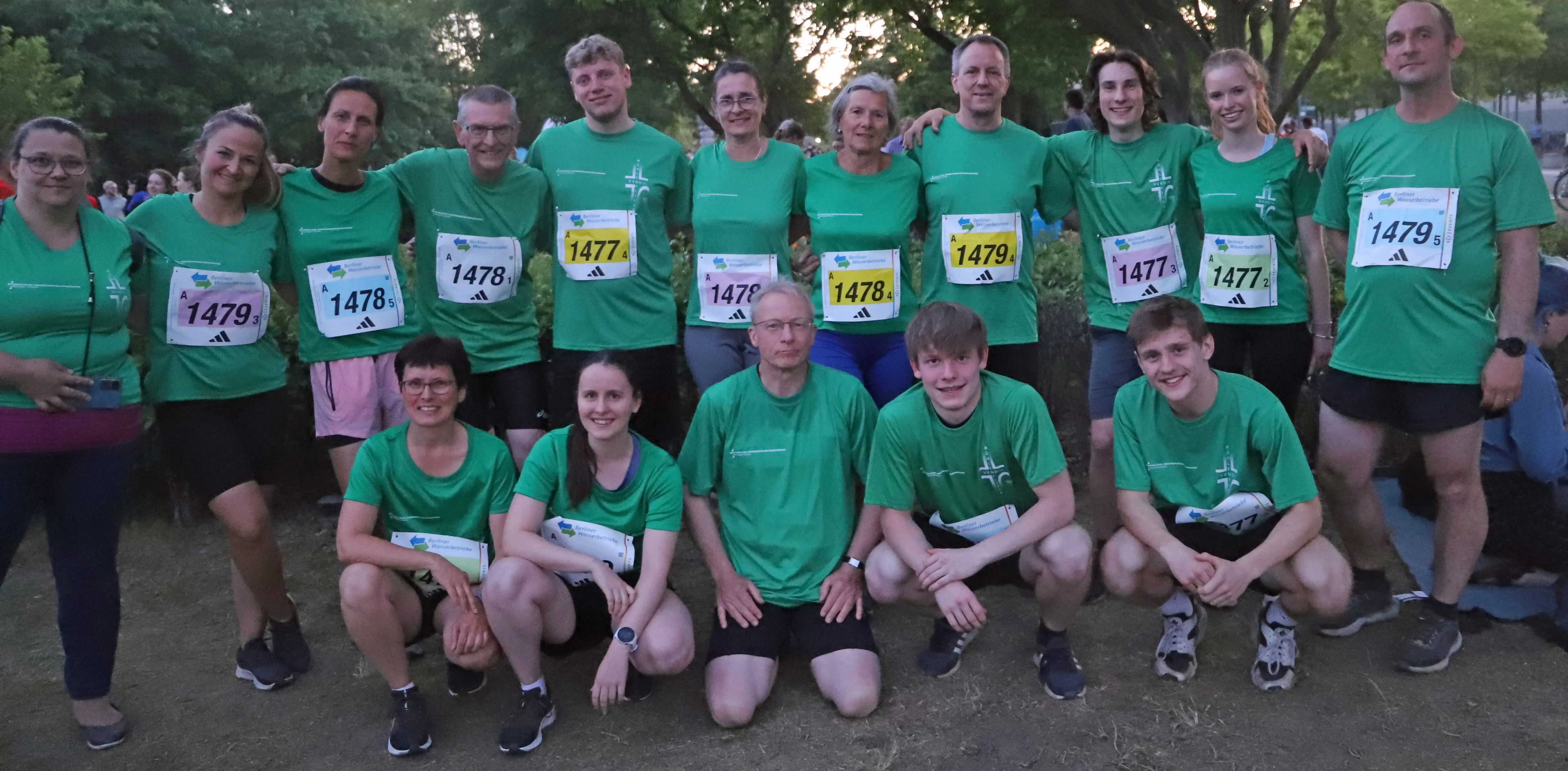 Die Teams der drei Staffeln und links mit der Fotografin Judith Ziehm-Degner nach dem Lauf