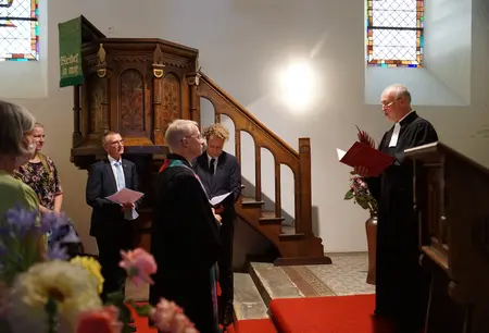 Superintendent Hans-Georg Furian (rechts) bei der Amtseinführung von Pfarrer Sven Täuber