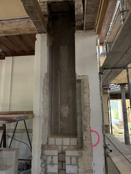 1. Juli - zugemauerte Mauernische an der Westseite zwischen Gemeindehaus und Kirchenschiff (ehemals Aufnahme der Schiebetür). Dort wird zukünftig der Stromverteilerkasten eingebaut.