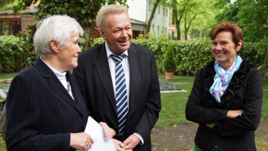 Heidemarie Grabow, Bürgermeister Jürgen Henze und Martina Zobel (Älteste im Gemeindekirchenrat)