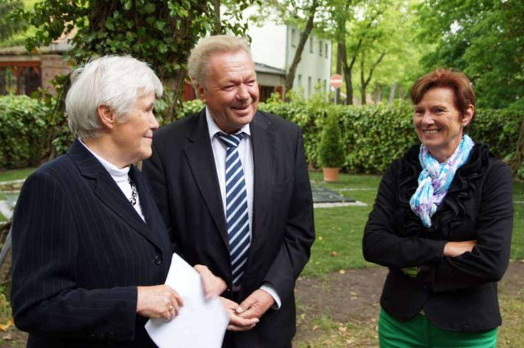 Heidemarie Grabow, Bürgermeister Jürgen Henze und Martina Zobel (Älteste im Gemeindekirchenrat)