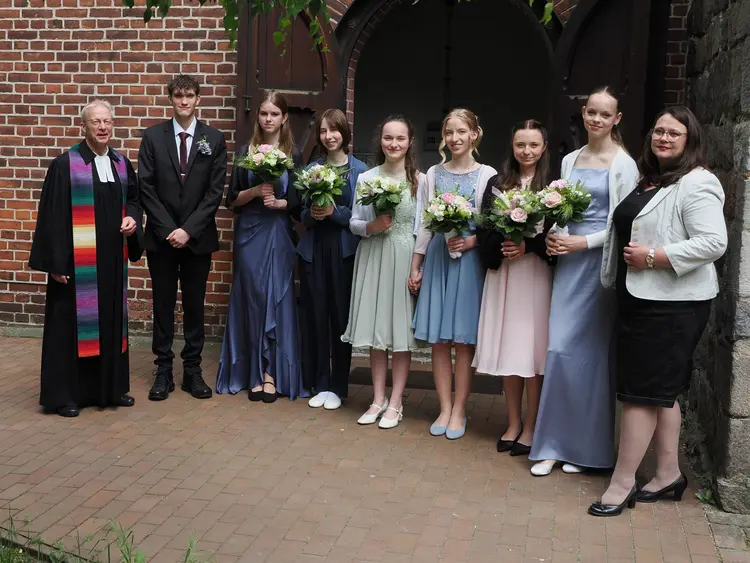 von links: Pfarrer Sven Täuber, Simon Neumann,   Tiziana Bräcker, Theresa Petereit, Charlotte Krüger, Paulina Schöpp, Isabelle Delavier, Smilla Schliehe-Dicks und Gemeindepädagogin Judith Ziehm-Degner