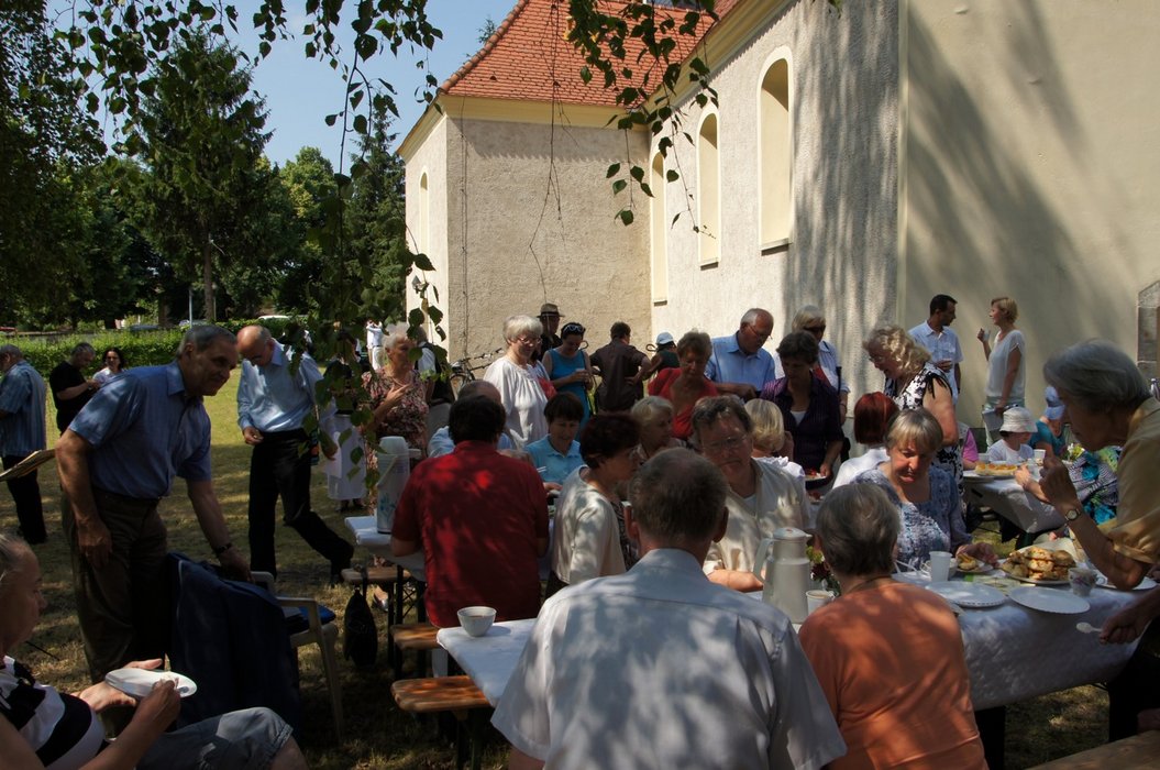 Beisammensein im Kirchgarten