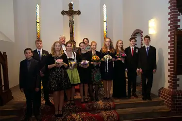 v.l. Benjamin Lippstreu, Yannik Eggers, Vivienne Schulz, Pfarrer Matthias Scheufele, Palema Ziegner, Karolin R., Katechetin Ricarda Riebl, Carolin Heinrich, Louisa Mausolf, Katharina Schulz, Felix, Steffen und Leander Arnold