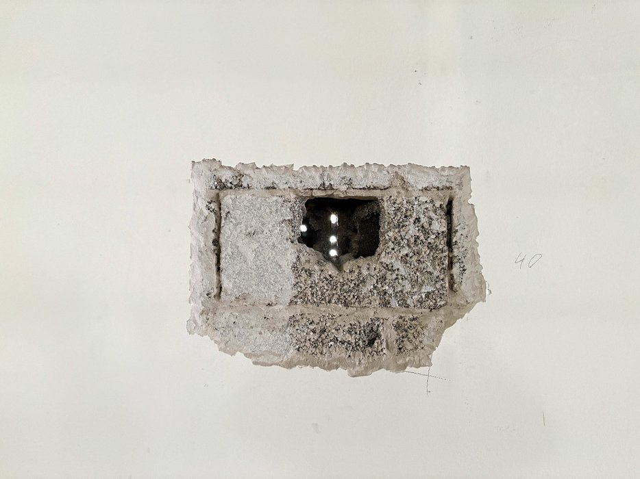 24. April 2024 Detailbild der Maueröffnung, verbaut wurden Hohlbausteine