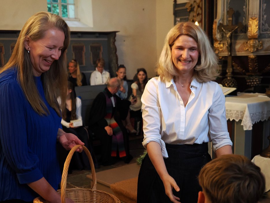 Überreichung des Präsentes vom Gemeindekirchenrat