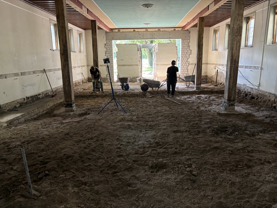 der Boden der ehemaligen Winterkirche ist entfernt und wird für den Unterbeton vorbereitet
