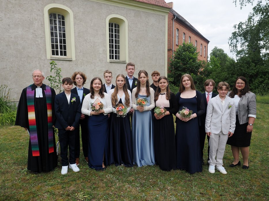 Von links: Pfarrer Sven Täuber, Anton Bandrock, Jaron Leander Tietz, Senta Badke, Tobias Liefke, Marie Alicia Fürch, Jodok Julius Edgar Röhlke, Lia Mailin Schliehe-Diecks, Jan Mattes Schulenburg (Segnung), Melissa Büdke, Clara Marie Neumann, Lukas Günter Panjas, Kolja Bandrock, Gemeindepädagogin Judith Ziehm-Degner