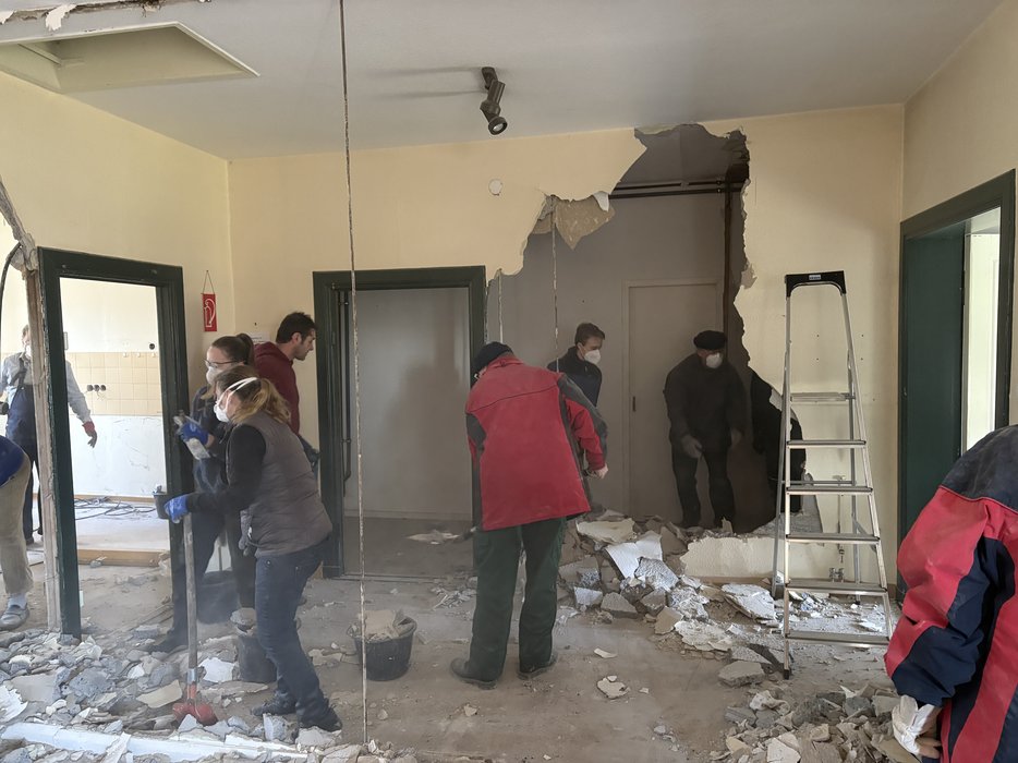 Auch die Wand zum Vorraum der Empore muss weichen