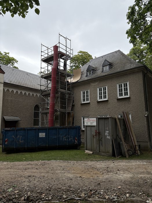16. Mai - Abriss des Schornsteins an der Westseite des Gemeindehauses