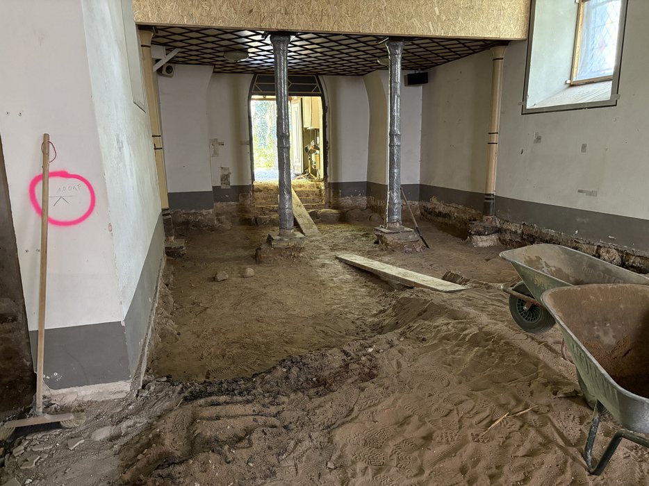 13. Mai - Vorbereitung im Kirchenschiff für den Einbau der Fußbodenheizung. Der Boden wird um 45 cm ausgehoben für eine Sperrschicht und eine Tragschicht für die Fußbodenheizung. Der Boden muss händisch aus der Kirche entfernt werden, damit die Archäologen den Aushub noch untersuchen können.