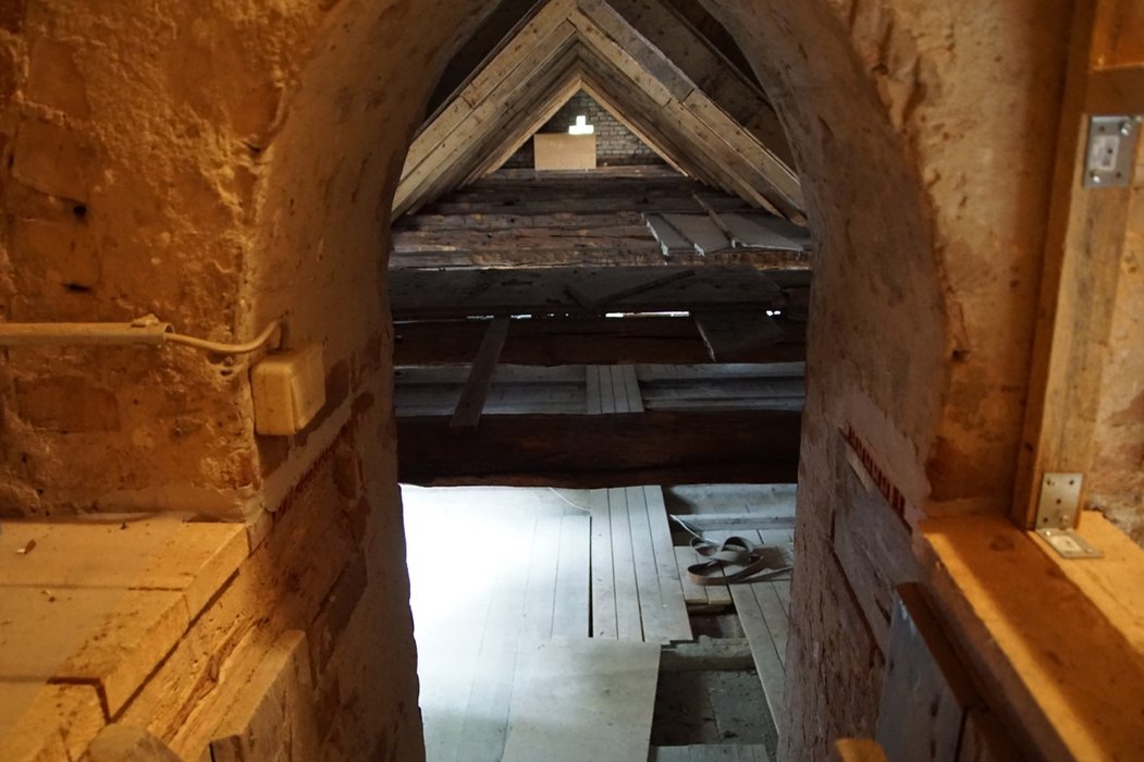 Blick auf den Dachboden über dem Kirchenschiff