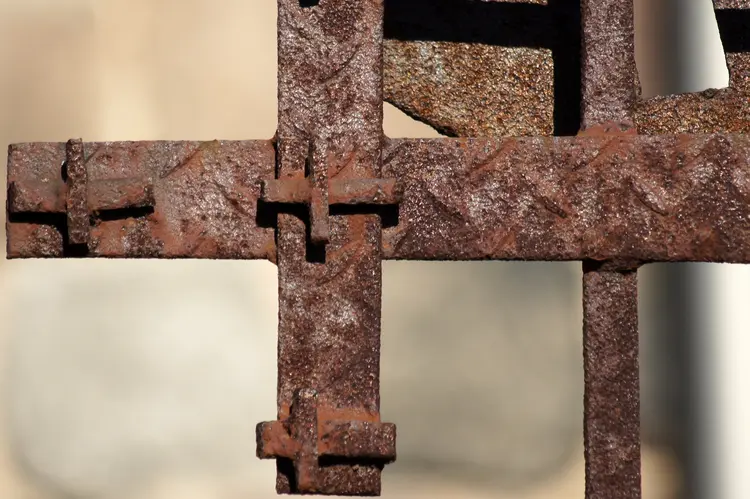 Kreuz am Kreuze (vor der Kirche in Neuenhagen-Nord)