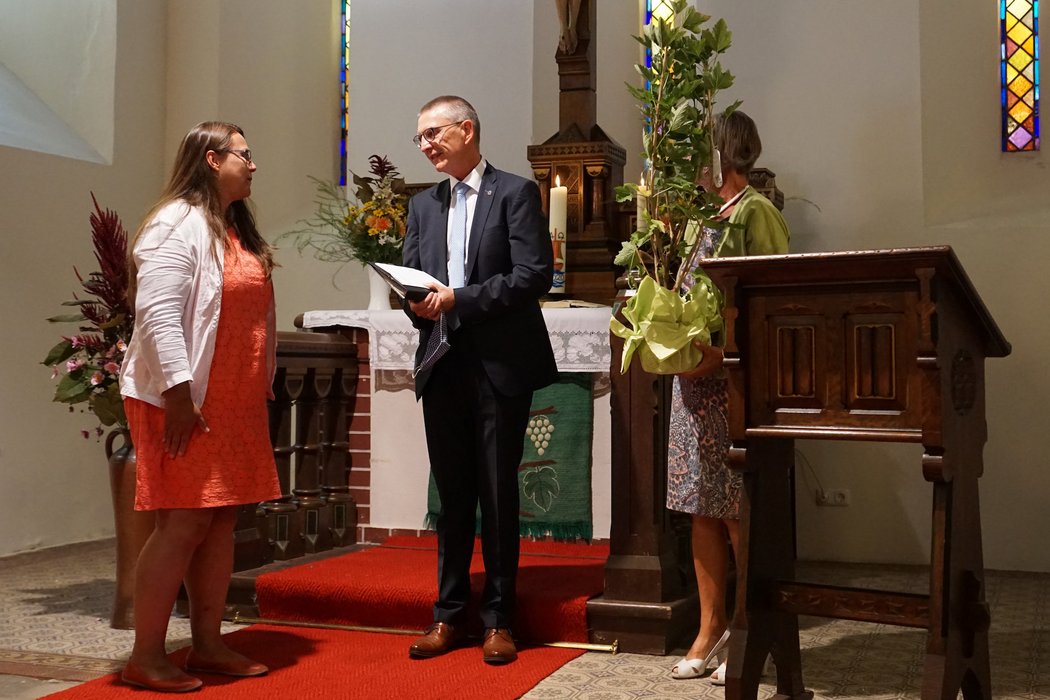 Begrüßung der neuen Gemeindepädagogin durch den Vorsitzenden des Gemeindekirchenrates