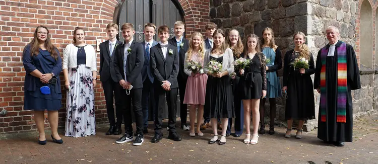 von links: Katechetin Judith Ziehm-Degner, Religionspädagogin Friederike Sell, Simon Petereit, Jonathan Degner, Fabian Schön, Emil Triebler, Clemens Fleischhauer, Sophia Schöpp, Florian Schuster, Felicitas Degner, Henriette Krüger, Antonia Razzak, Amèlie Schramm, Mara Bohn und Pfarrer Sven Täuber