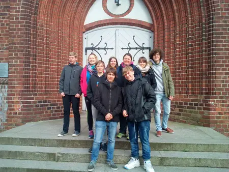 Vor der Kirche in Usedom