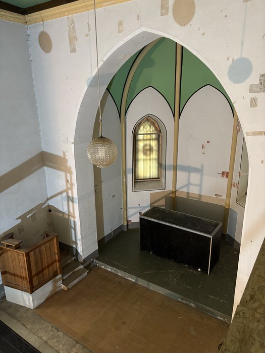 Blick von der Empore, der Altar ist eingehaust