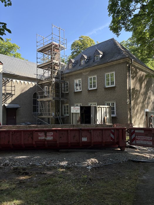 13. Mai - Gerüst zur Demontage des Schornsteins