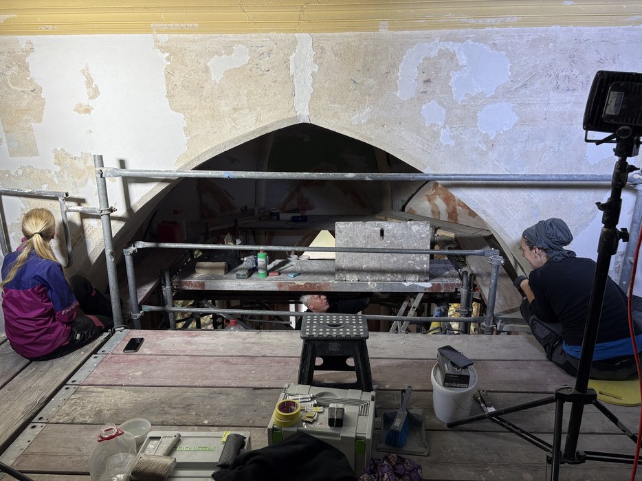 24. Juni - Restauratoren bei der Arbeit am Triumphbogen der Apsis