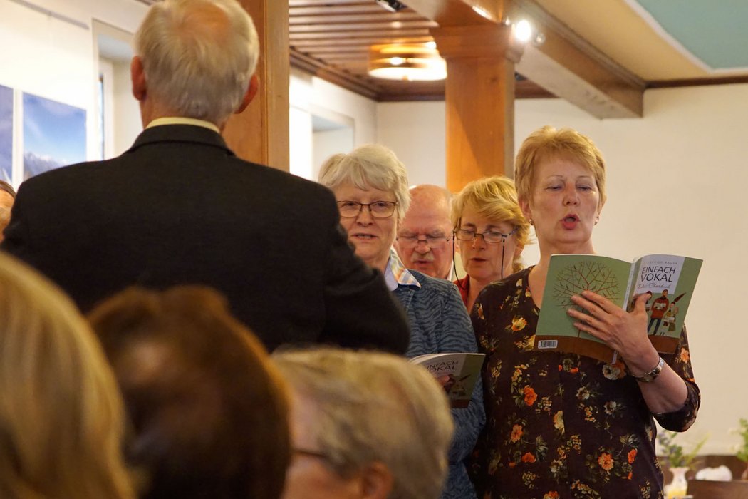 Der Chor unter Leitung von Gerhard Birkigt