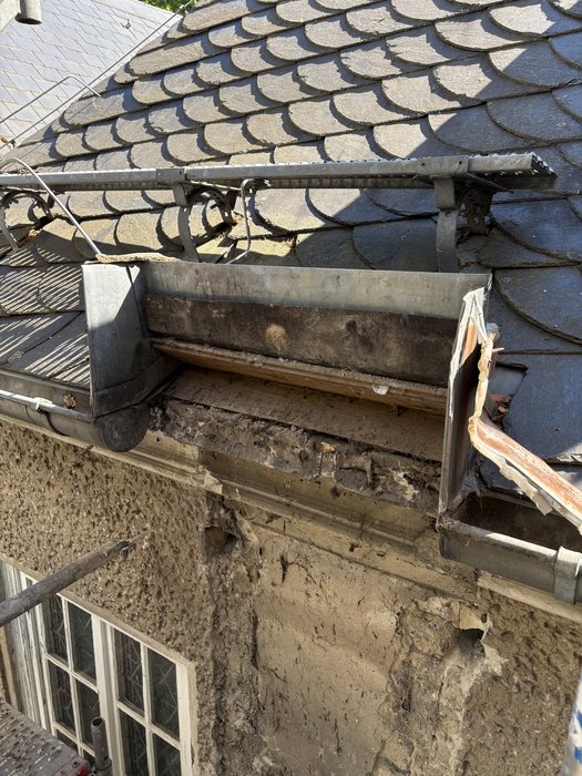 20. Mai - Detailaufnahme von der Traufe beim abgerissenen Schornstein