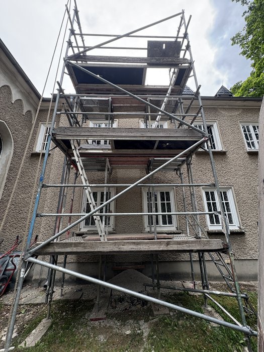 24. Juni - Putzerneuerung an der Wand, an der der Außenschornstein stand