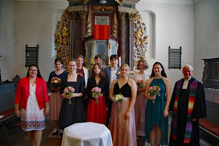 von links: Judith Ziehm-Degner, Cosima Siebert, Rubina Arnold, Stine Niclas, Mia Eick, Carlsson Stöwe, Felix Hurnik, Finja Pfeffer, Sarah Fürch, Rahel Schmidtke und Pfarrer Sven Täuber