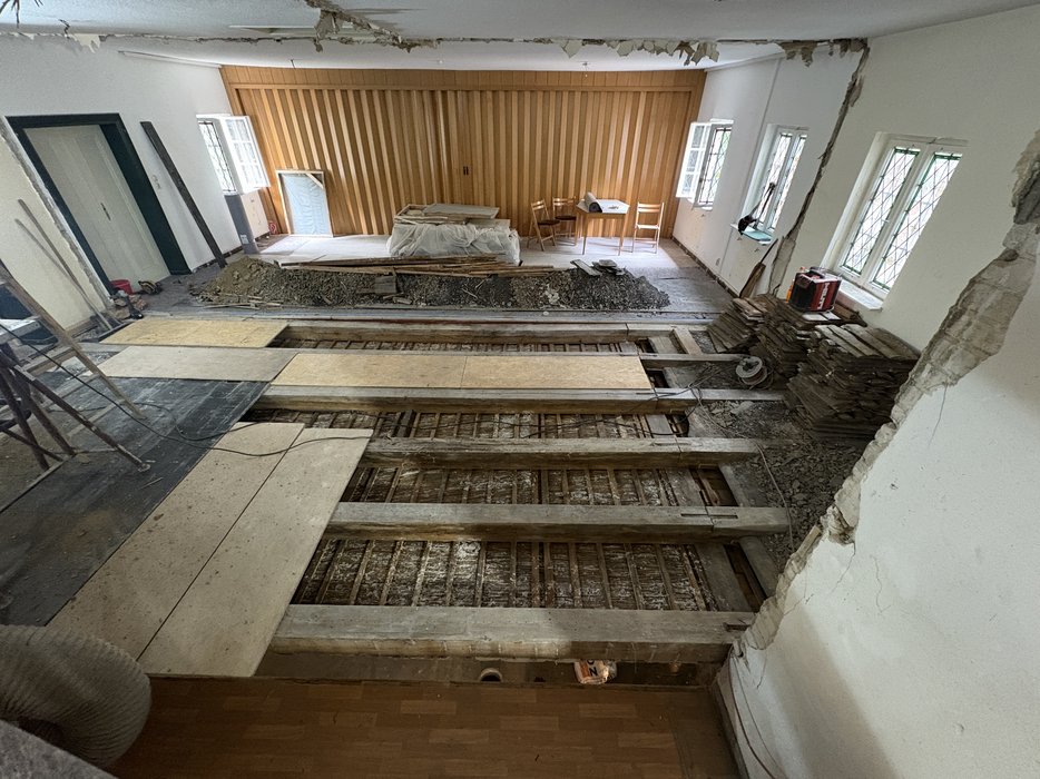 24. Juni - Blick in den oberen Gemeinderaum (ehemals Flur und Küche). Der Boden wurde entfernt, damit die Holzbalkendecke mit Stahlträger verstärkt werden können.