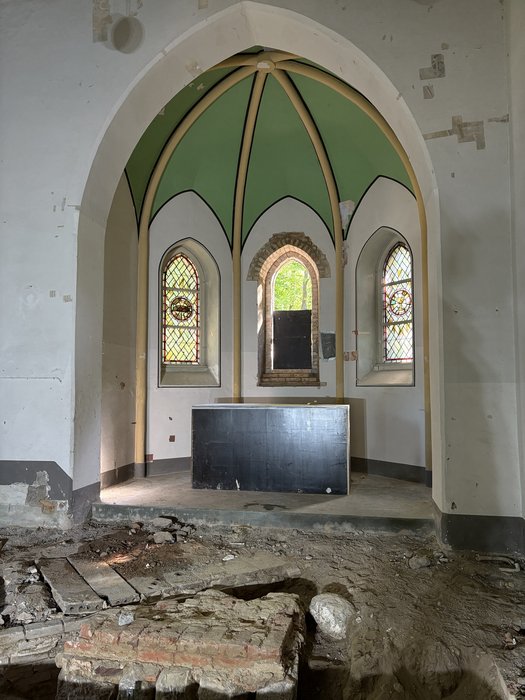 6. Mai - Fertiggestellter Fenstersturz in der Apsis