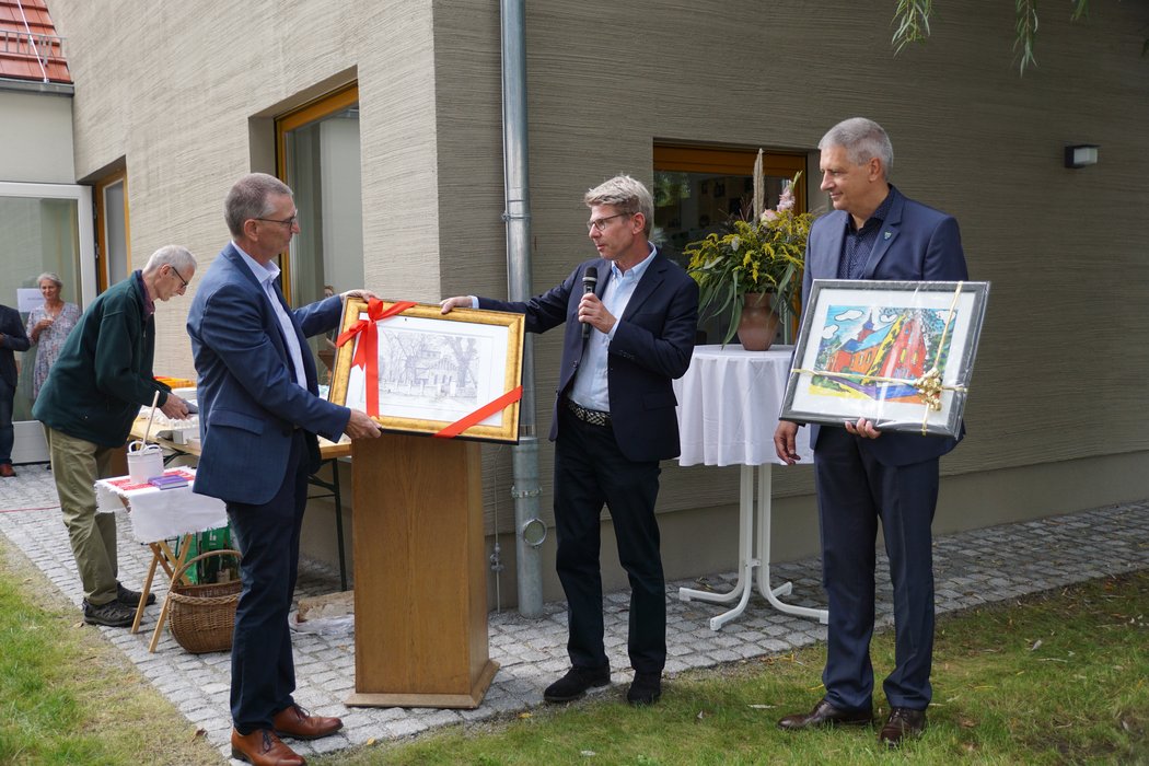 Grußworte und Geschenke von den Bürgermeistern aus Neuenhagen, Ansgar Scharnke, und Hoppegarten, Sven Siebert