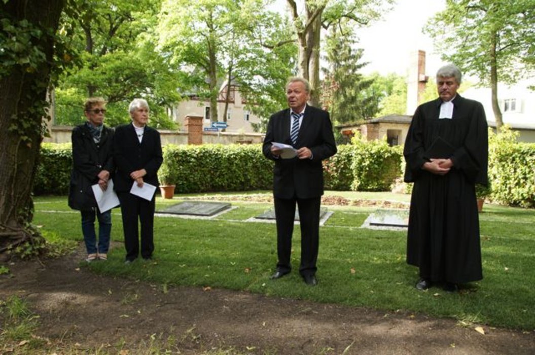 Heidemarie Grabow, Alrun Lohse (Älteste im Gemeindekirchenrat), Bürgermeister Jürgen Henze und Pfarrer Matthias Scheufele bei den Ansprachen