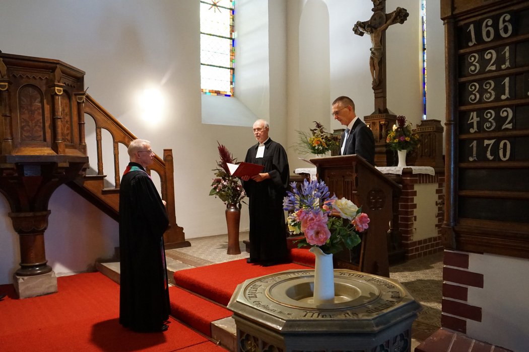 Pfarrer Sven Täuber, Superintendent Hans-Georg Furian und Wolfgang Raack