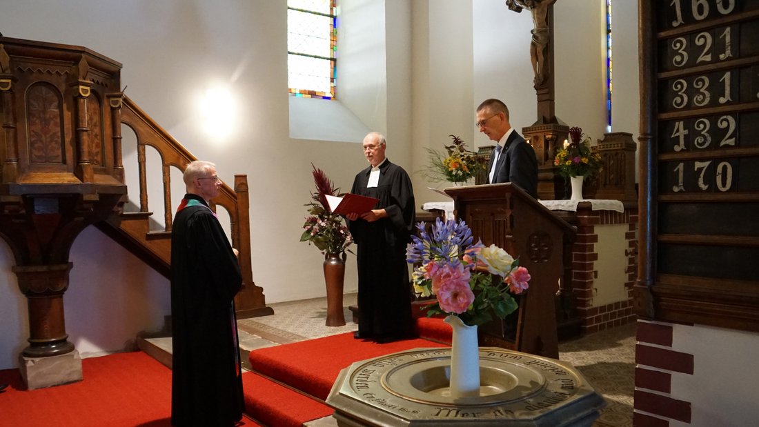 Pfarrer Sven Täuber, Superintendent Hans-Georg Furian und Wolfgang Raack