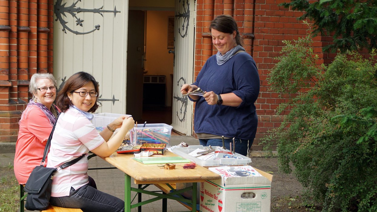 Hildegard Bark, Eun-Hee Hwang (Kantorin aus der Kirchengemeinde Mühlenfließ) und Ricarda Riebl