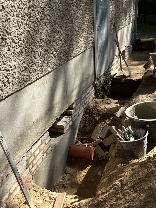 3. Juni - die Arbeiten zur Verstärkung des Fundaments der Giebelwand nähern sich dem Ende
