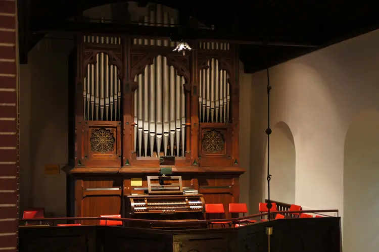 In der Kirche Neuenhagen-Nord steht eine Orgel der Gebrüder Dinse aus dem Jahr 1904.