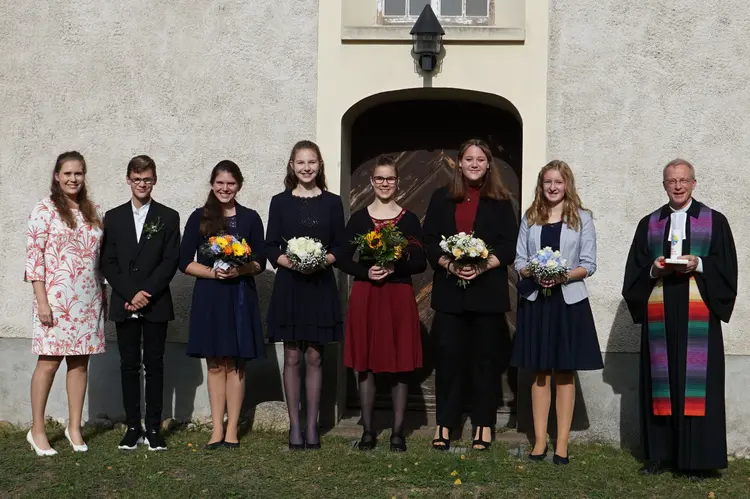 von links: Religionspädagogin Friederike Sell, Oskar Stöwe, Sophie Charlotte Raack, Lene Liv Krüger, Alina Manuela Nowotnik, Leah Joleen Fischer, Charlotte Salomé Mann und Pfarrer Sven Täuber