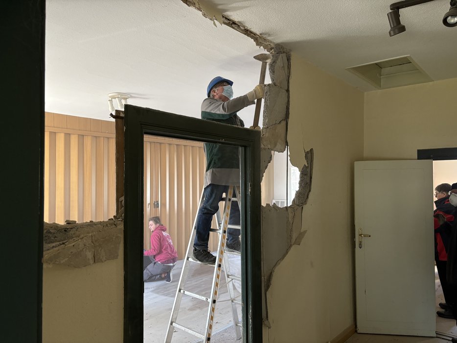 Abriss der Wand zwischen Flur und Gemeinderaum